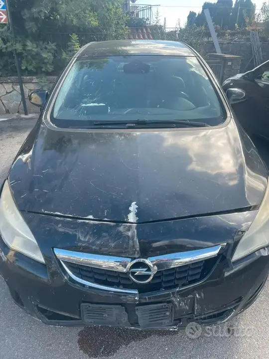 Opel Astra 2011 photo 2