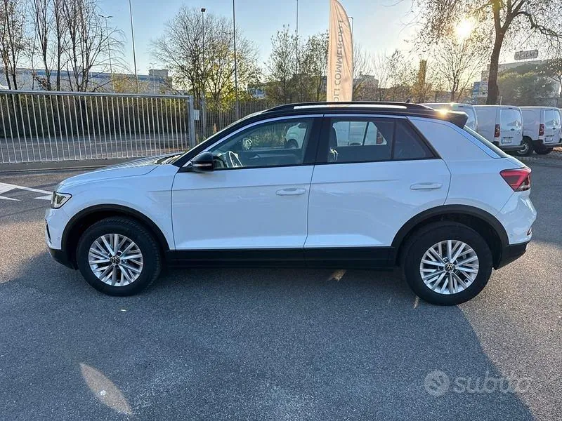 Volkswagen T-Roc 2023 photo 2