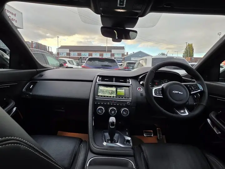 Jaguar E-Pace 2018 photo 3