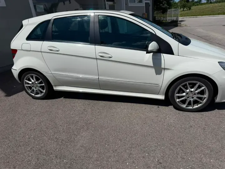 Mercedes-Benz B-Class 2010 photo 3