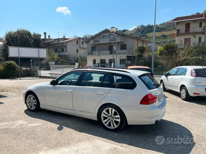 BMW 318 2011 photo 5
