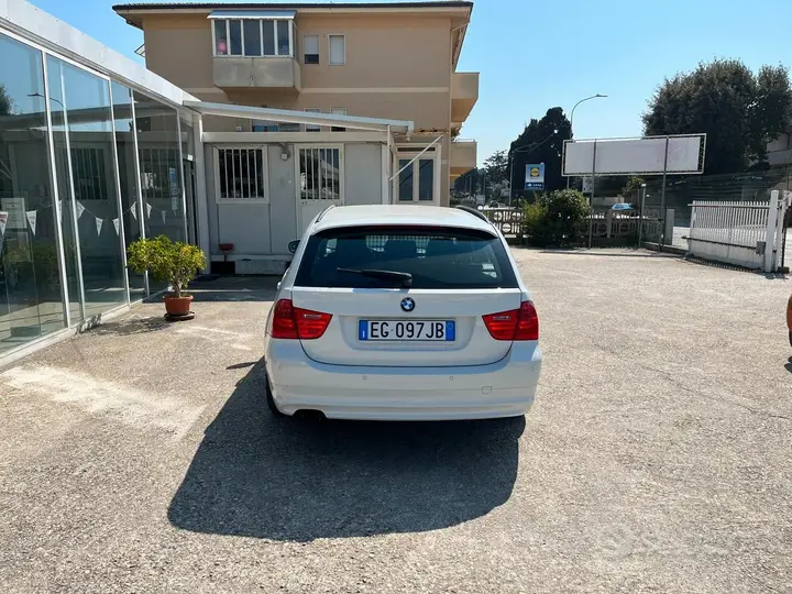 BMW 318 2011 photo 4