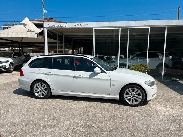 BMW 318 2011 photo 3
