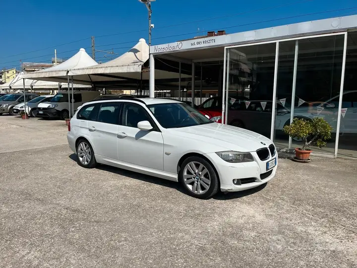 BMW 318 2011 photo 2