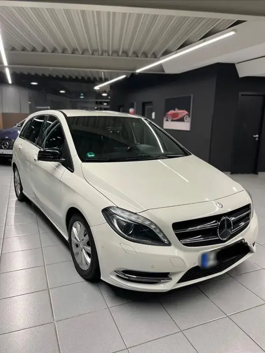 Mercedes-Benz B 180