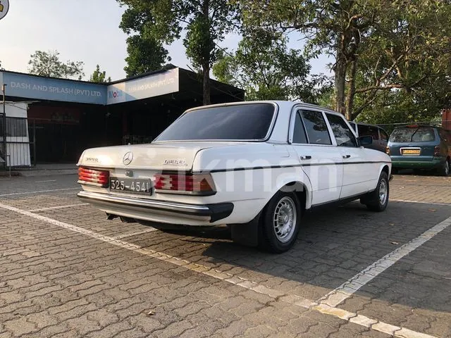 Mercedes-Benz W123 1982 photo 3