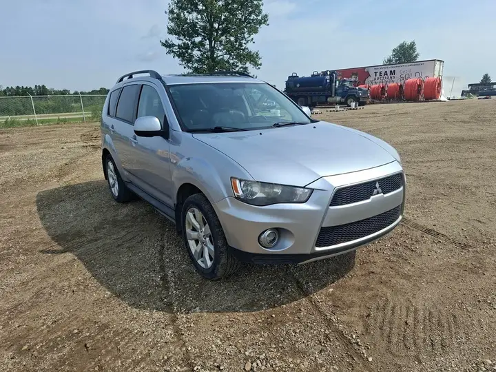 Mitsubishi Outlander 2012 photo 2