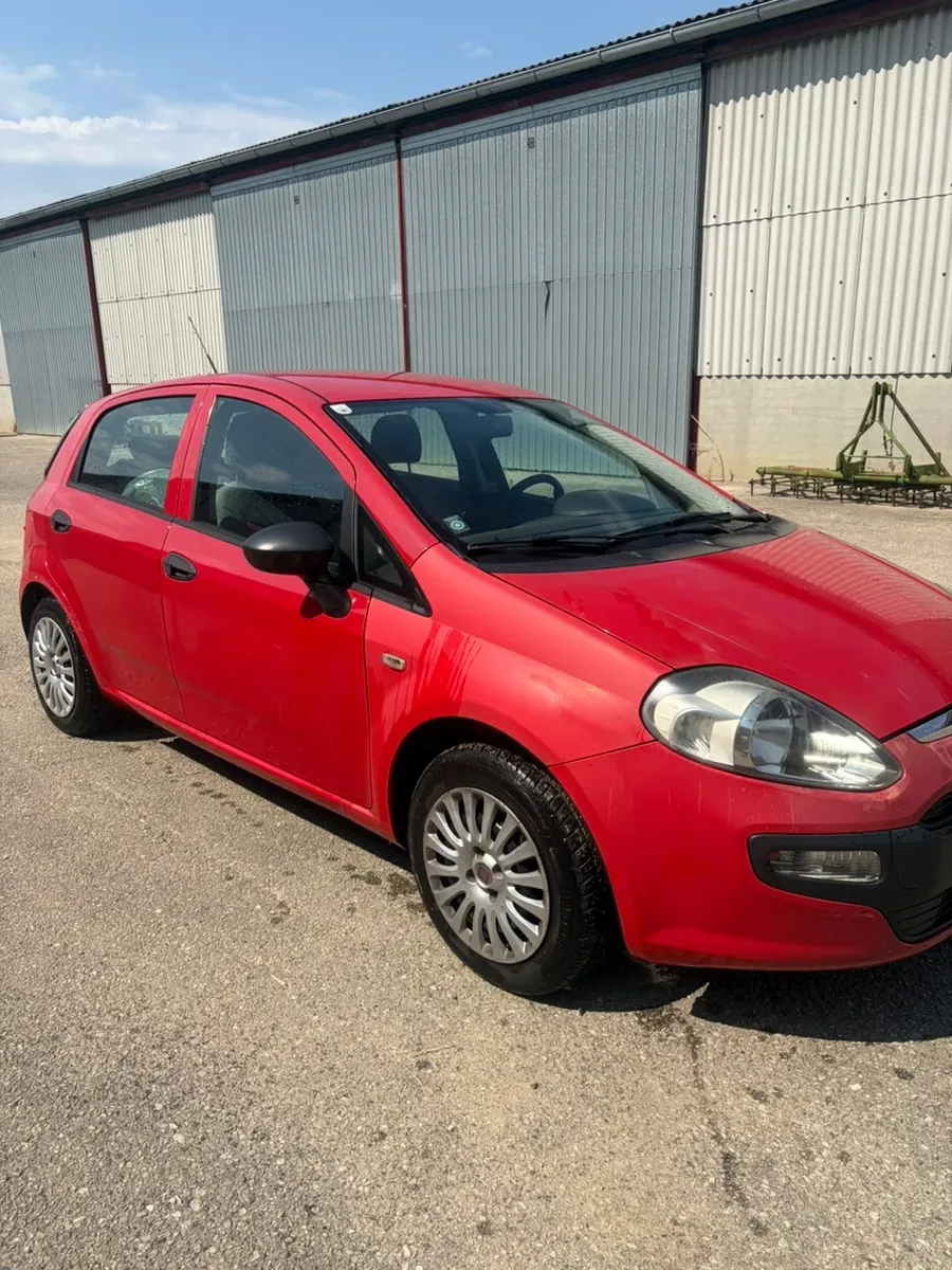 Fiat Punto 2011 photo 2