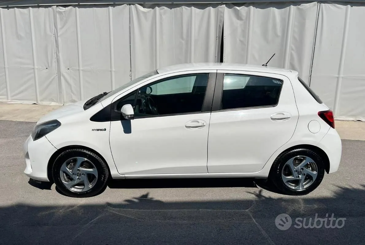 Toyota Yaris 2017 photo 2