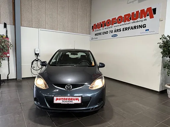 Mazda 2 2010 photo 2