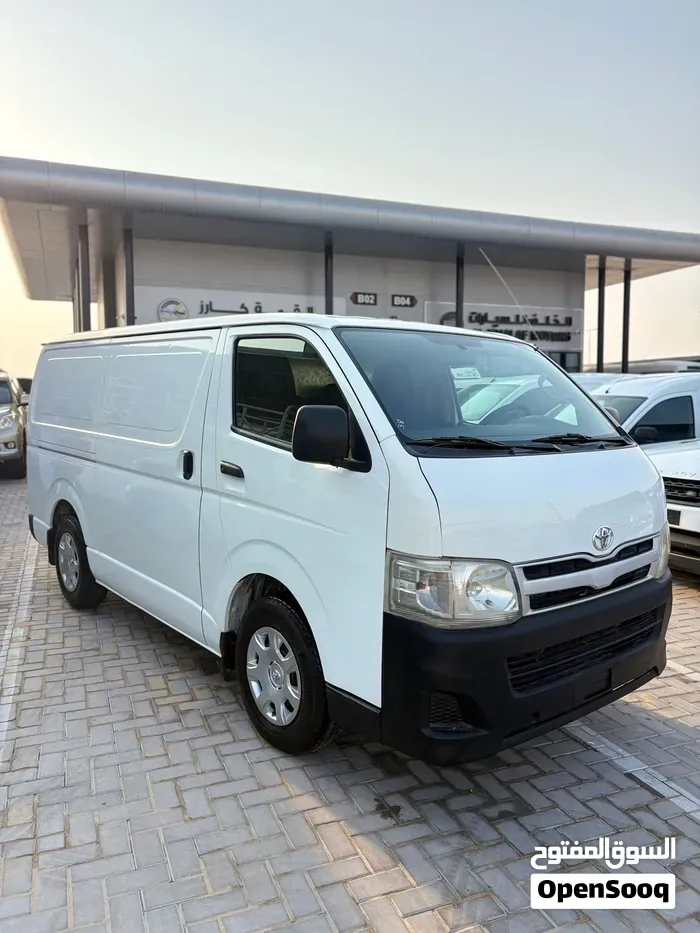 Toyota Hiace 2013 photo 2