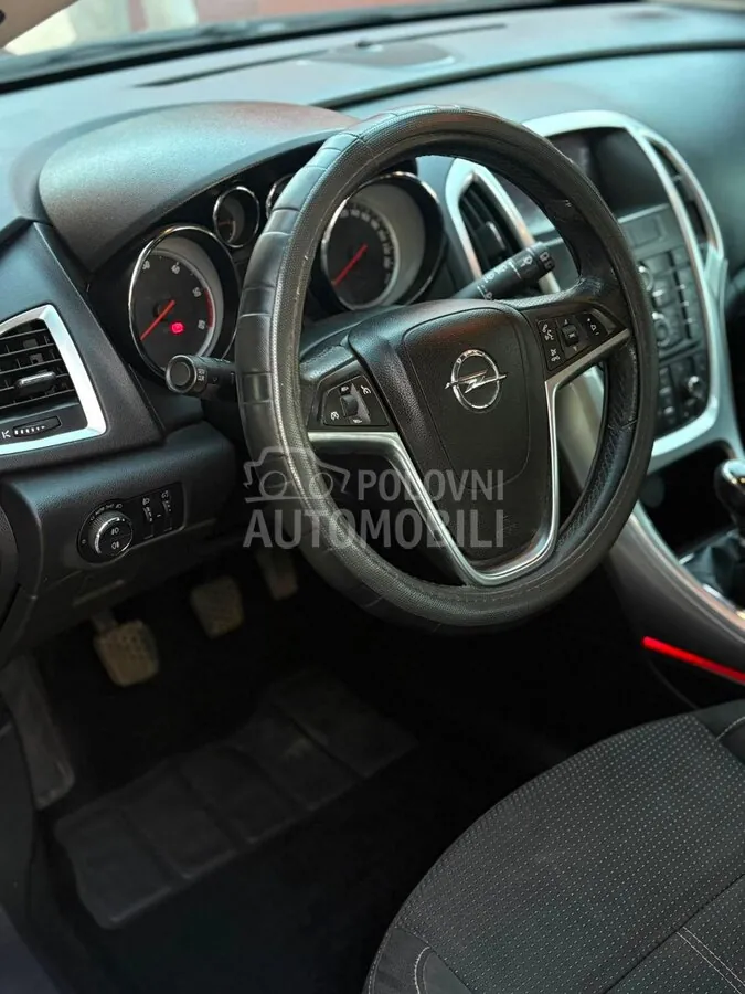 Opel Astra J 2010 photo 5