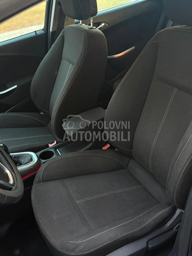Opel Astra J 2010 photo 4