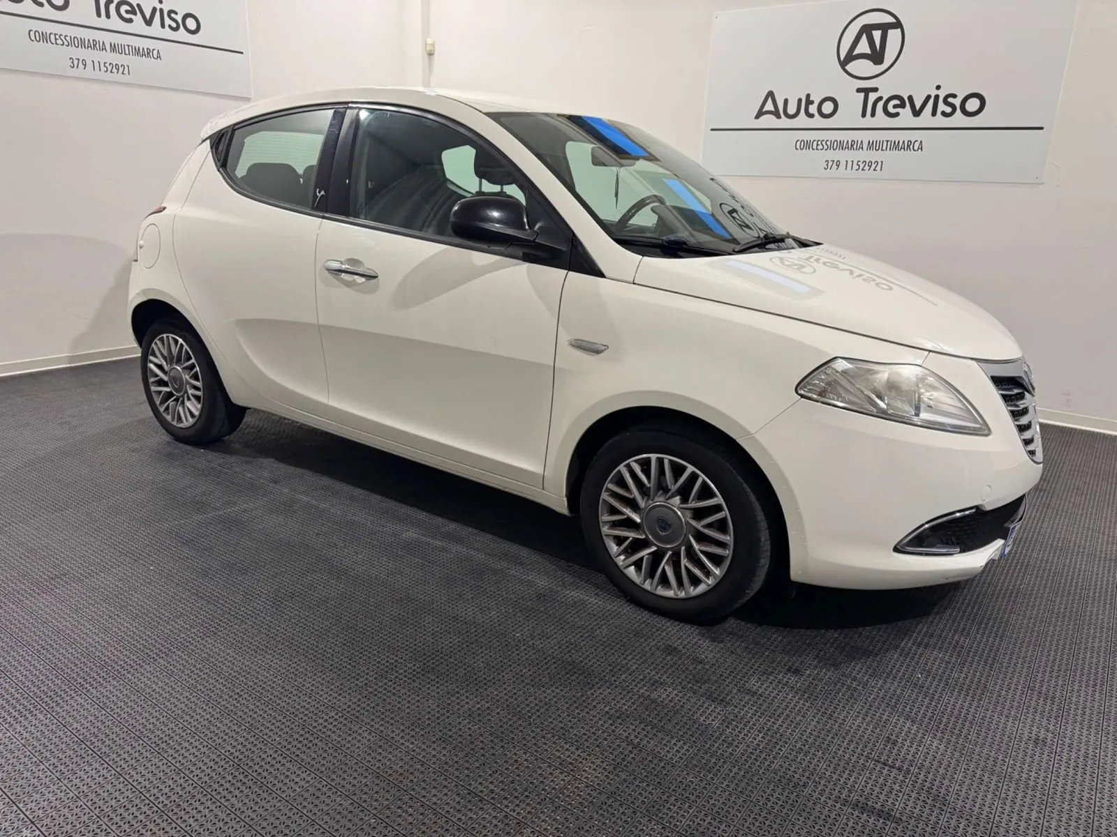 Lancia Ypsilon 2011 photo 2