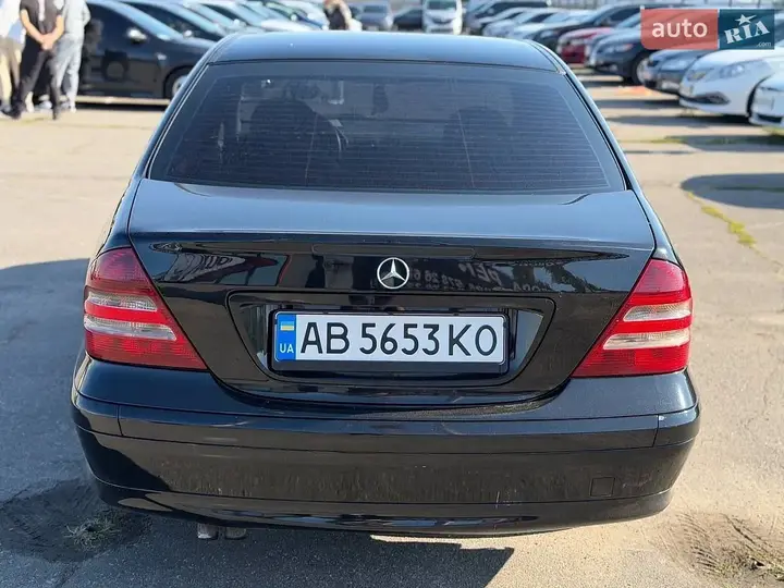 Mercedes-Benz C-Class 2004 photo 2