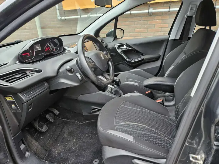 Peugeot 208 2012 photo 4