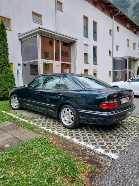Mercedes-Benz E-Class 2001 photo 2