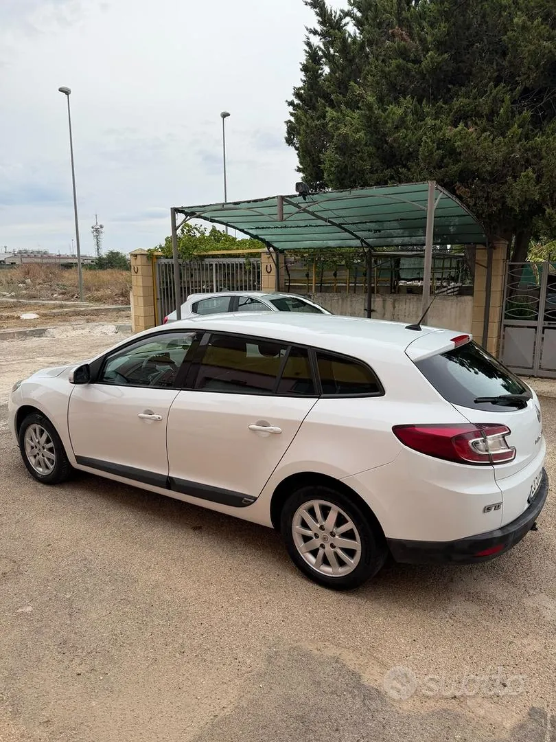 Renault Megane 2011 photo 2