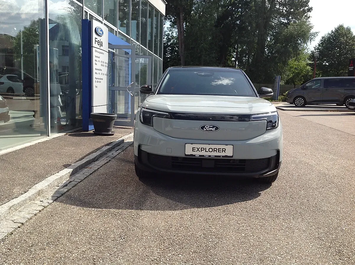 Ford Explorer 2026 photo 2