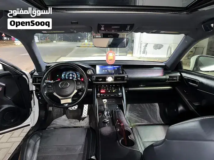 Lexus Is 300 2018 photo 4