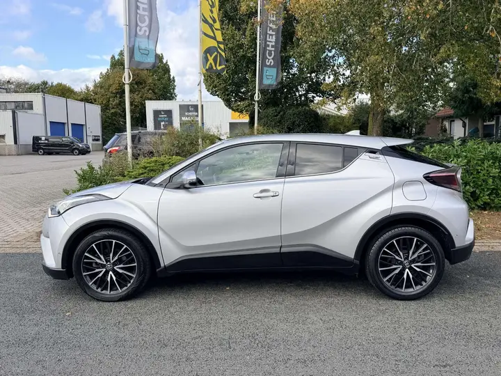Toyota C-Hr 2017 photo 2