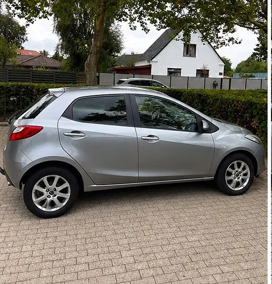 Mazda 2 2013 photo 3