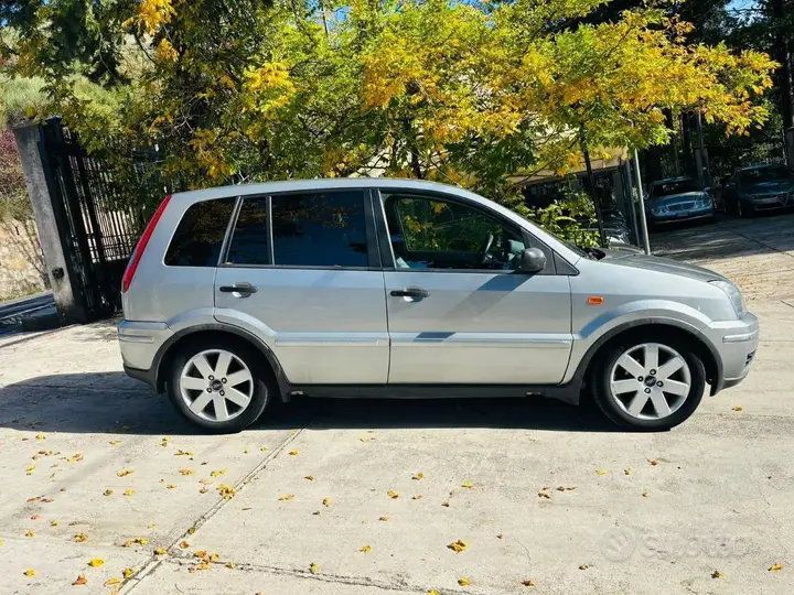 Ford Fusion 2003 photo 4