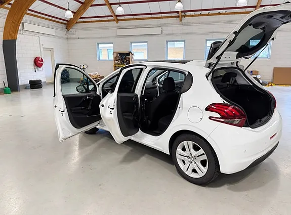 Peugeot 208 2018 photo 3