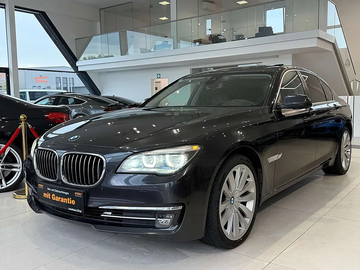 BMW 7 Series 2015 photo 2