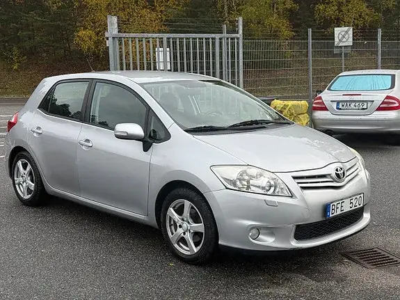 Toyota Auris 2011 photo 2