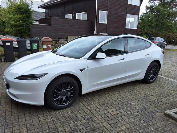 Tesla Model 3 2025 photo 2