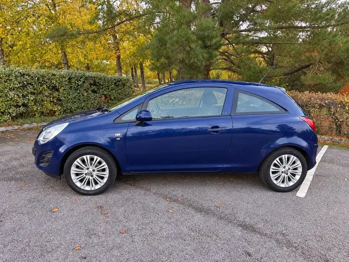 Vauxhall Corsa 2011 photo 2
