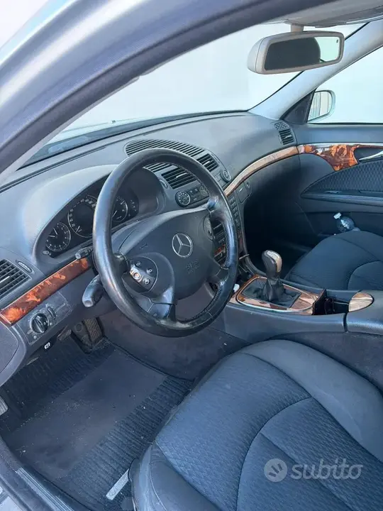 Mercedes-Benz E-Class 2004 photo 4