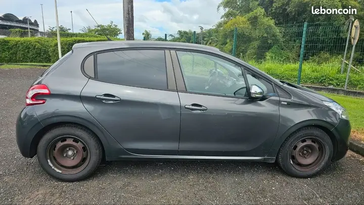 Peugeot 208 2015 photo 4