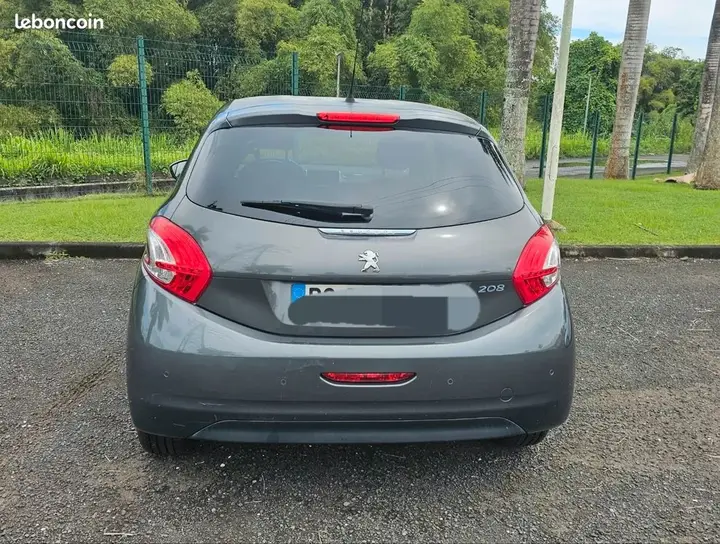 Peugeot 208 2015 photo 3