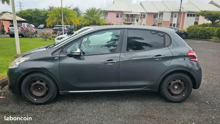 Peugeot 208 2015 photo 2