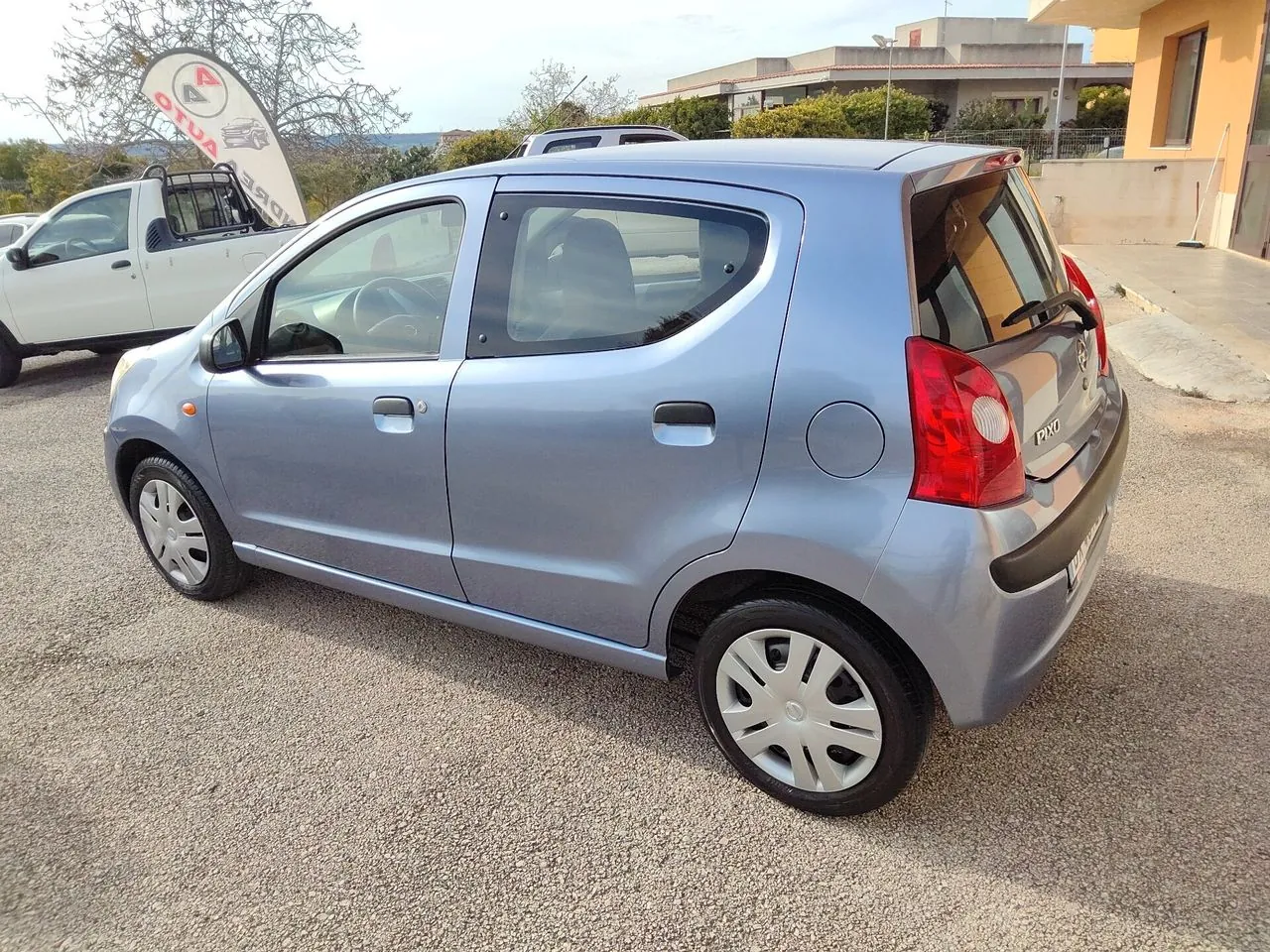 Nissan Pixo 2009 photo 2