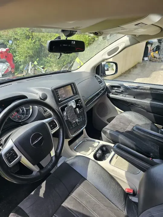 Lancia Voyager 2013 photo 3