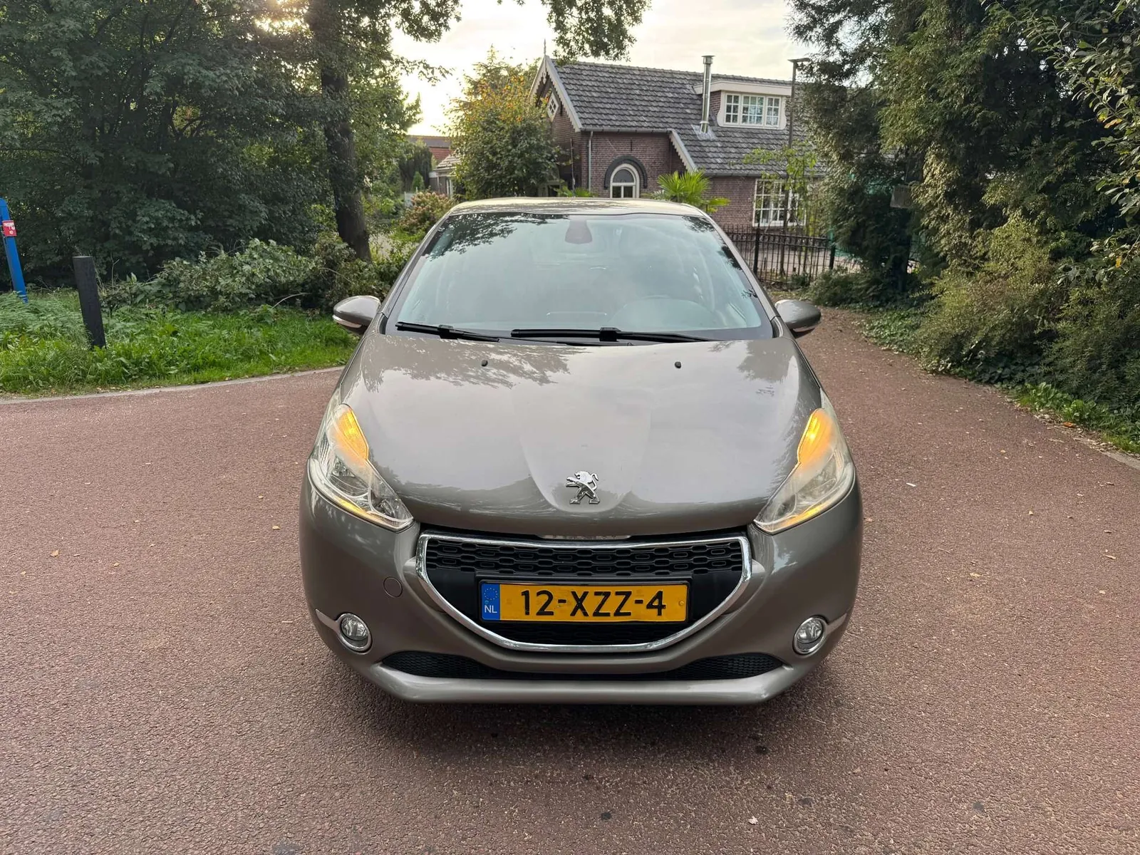 Peugeot 208 2012 photo 2
