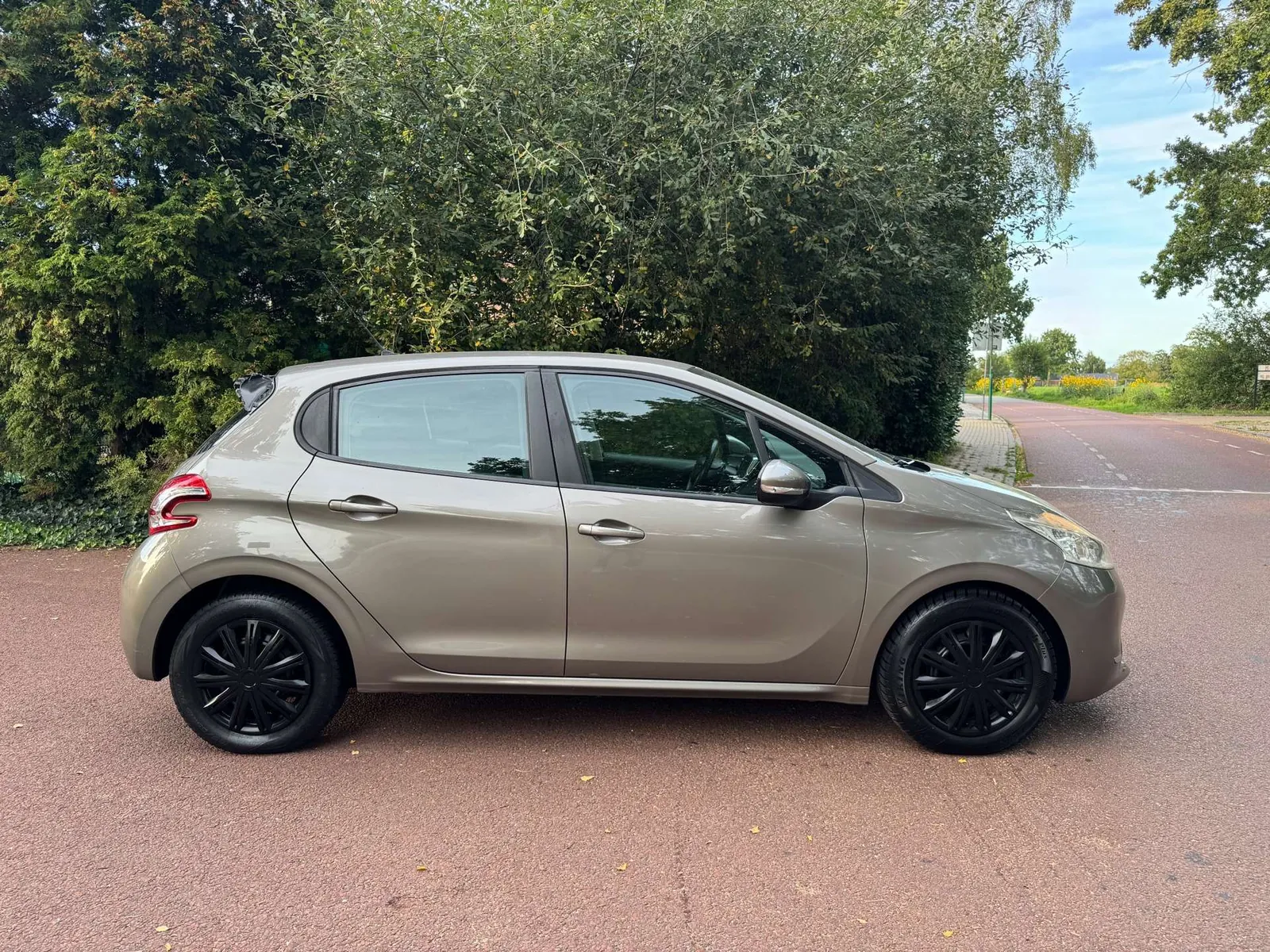 Peugeot 208 2012 photo 4