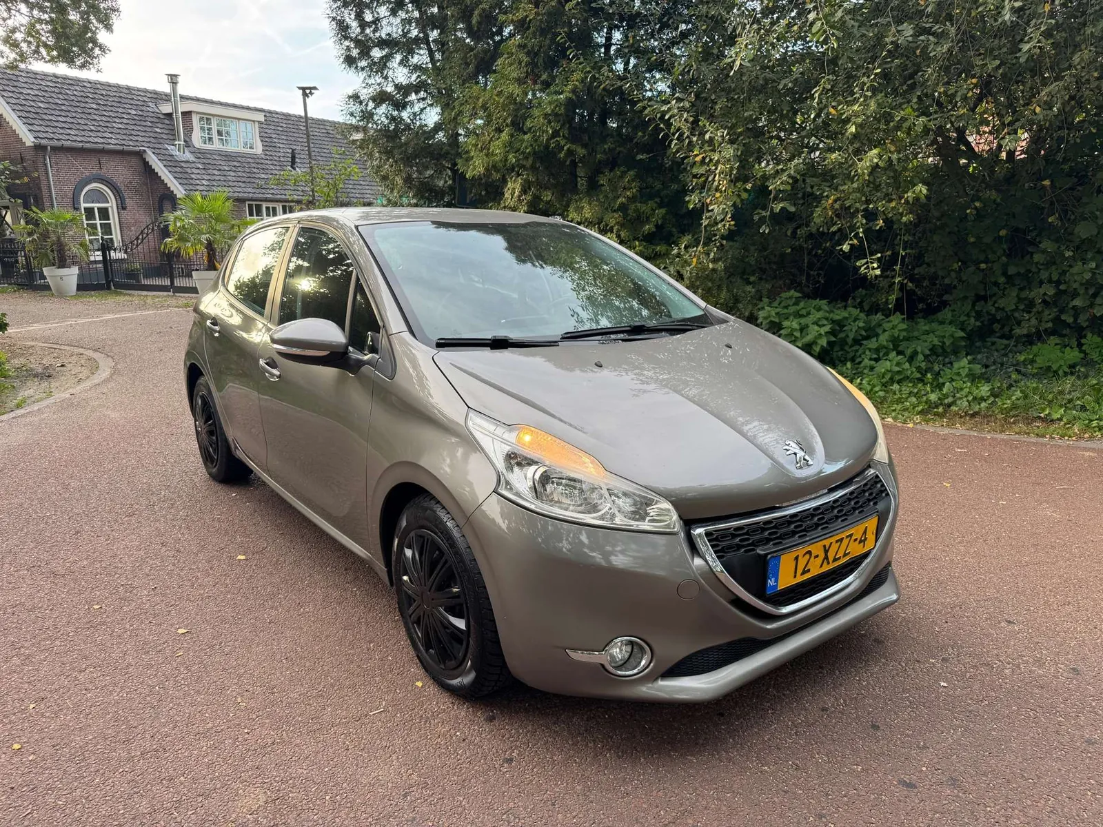 Peugeot 208 2012 photo 3