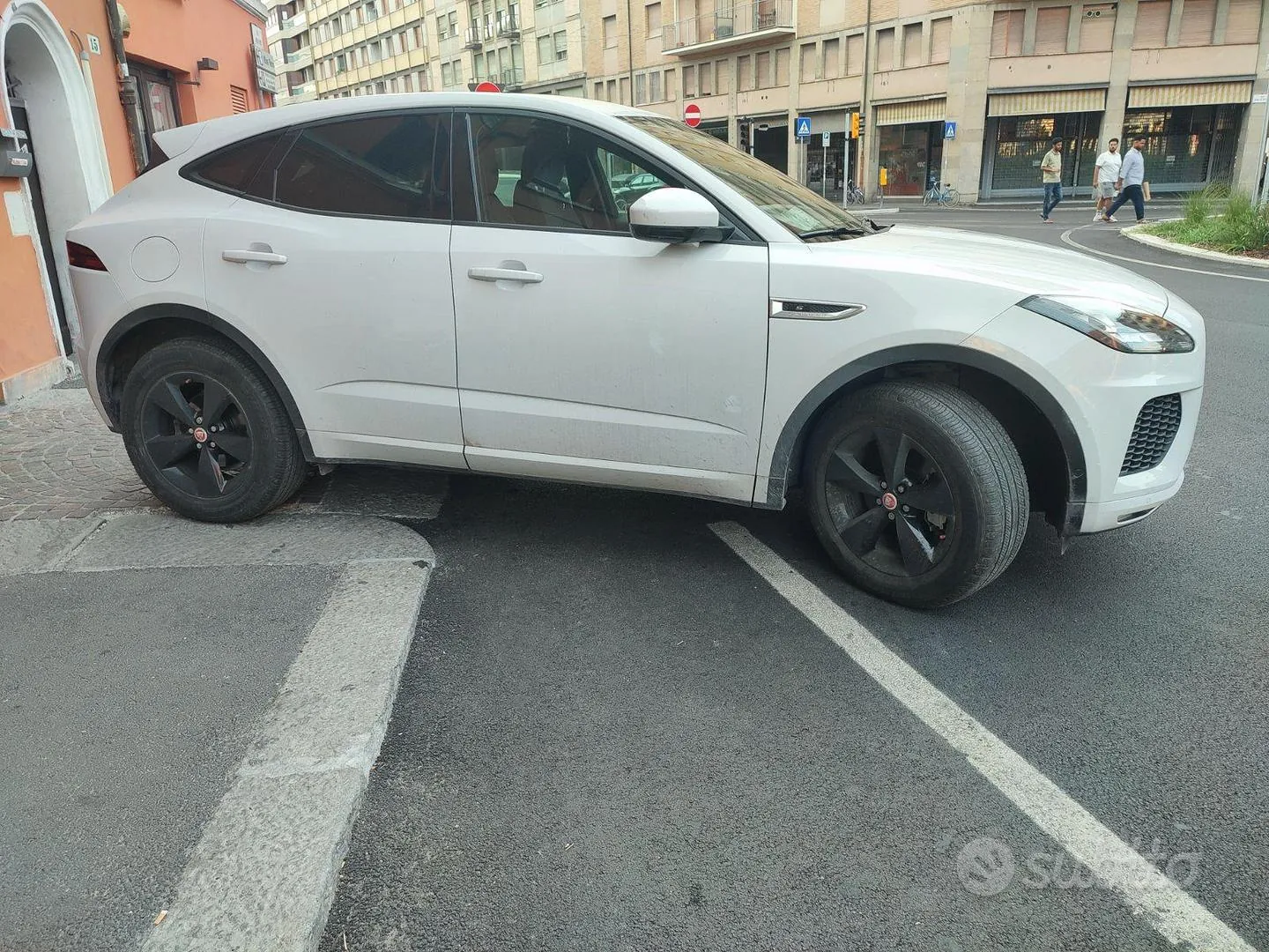 Jaguar E-Pace 2018 photo 4
