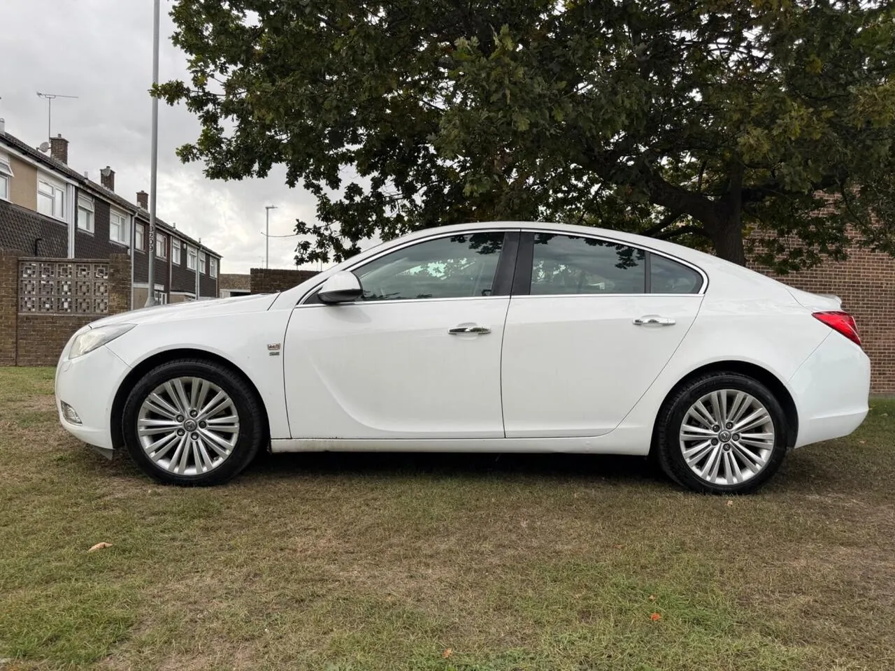 Vauxhall Insignia 2013 photo 2