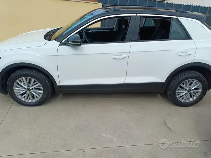 Volkswagen T-Roc 2023 photo 2