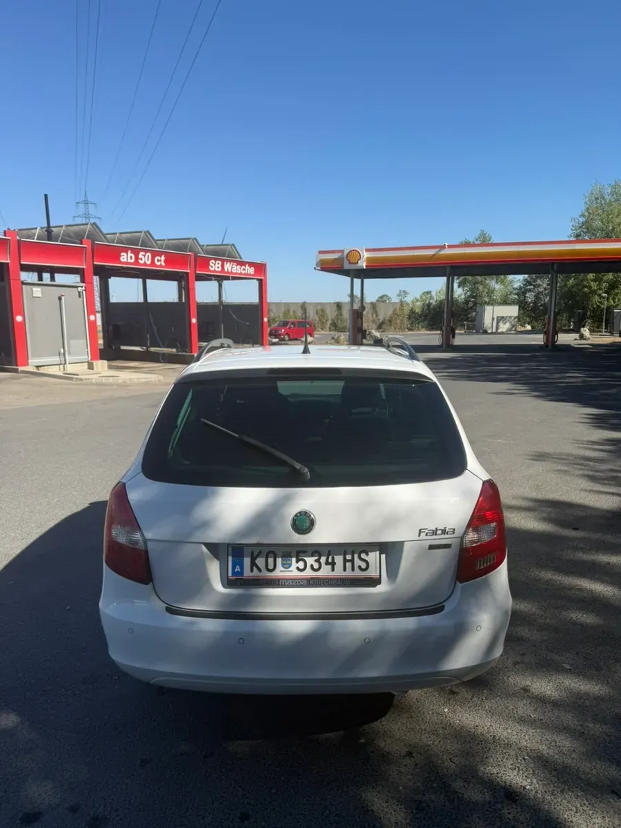 Skoda Fabia 2012 photo 3