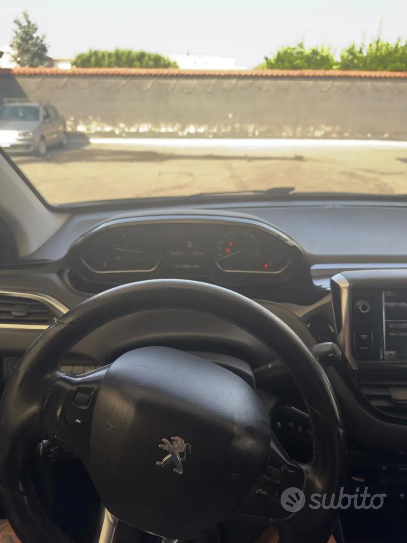 Peugeot 208 2013 photo 4