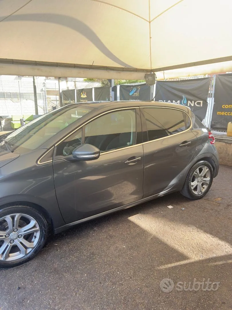 Peugeot 208 2013 photo 2
