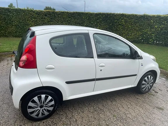 Peugeot 107 2010 photo 2