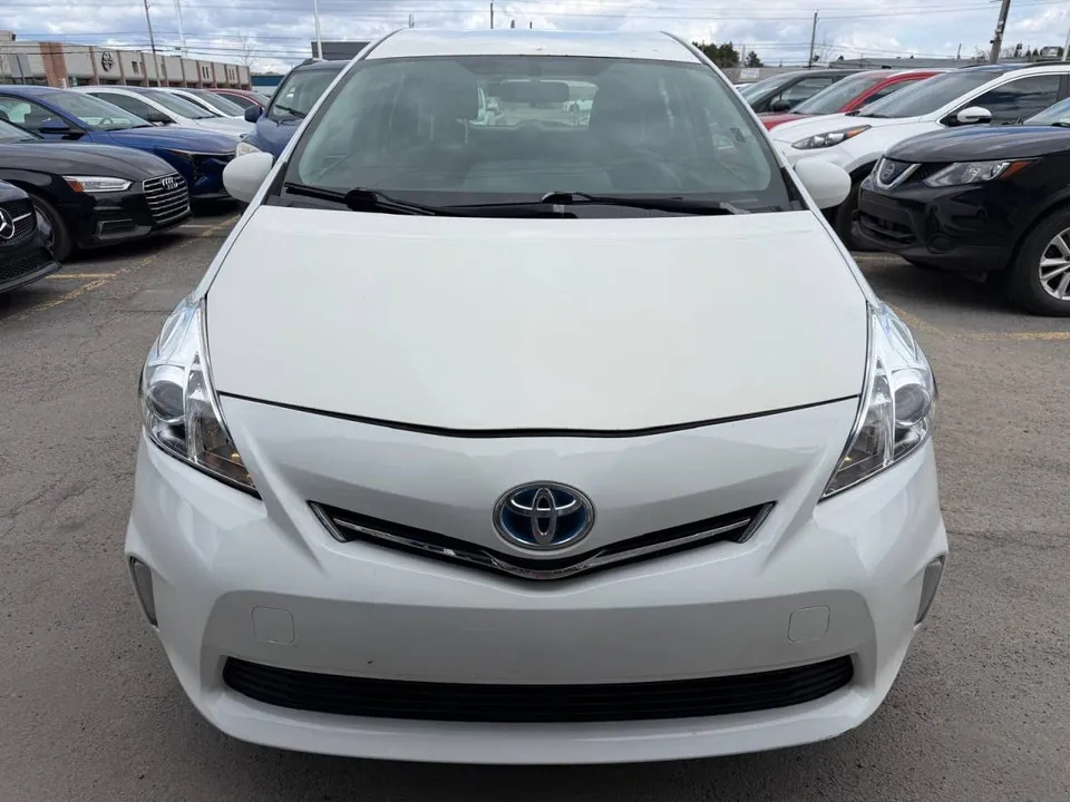 Toyota Prius V 2013 photo 2