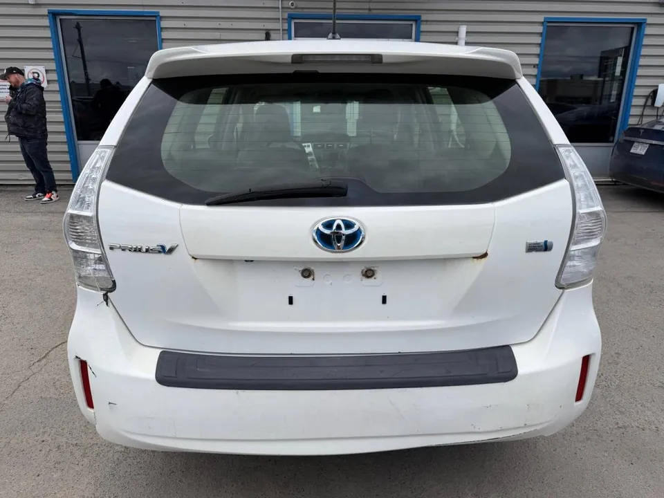 Toyota Prius V 2013 photo 4